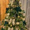 Künstlicher Weihnachtsbaum 3D Fichte Exklusiv 210cm, ist mit grünen und goldenen Ornamenten verziert