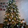 Künstlicher Weihnachtsbaum 3D Fichte Exklusiv 210cm, ist mit weißen Dekorationen verziert