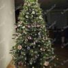 Künstlicher Weihnachtsbaum 3D Fichte Exklusiv 210cm, ist mit rosa und weißen Dekorationen verziert