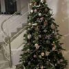 Künstlicher Weihnachtsbaum 3D Fichte Exklusiv 240cm, ist mit rosa und weißen Dekorationen verziert