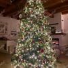 Künstlicher Weihnachtsbaum 3D Fichte Exklusiv 270cm, ist mit roten und goldenen Verzierungen geschmückt