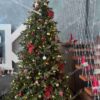 Künstlicher Weihnachtsbaum 3D Fichte Exklusiv 300cm, ist mit roten und goldenen Verzierungen geschmückt