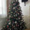 Künstlicher Weihnachtsbaum 3D Fichte Exklusiv 300cm, ist mit roten und goldenen Verzierungen geschmückt