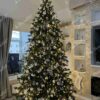 Künstlicher Weihnachtsbaum 3D Fichte Exklusiv 300cm, ist mit silbernen Verzierungen geschmückt