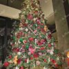 Künstlicher Weihnachtsbaum 3D Fichte Exklusiv 360cm, ist mit weißen und roten Dekorationen verziert