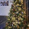 Künstlicher Weihnachtsbaum 3D Fichte Exklusiv mit LED-Beleuchtung 210cm LED 450, ist mit roten und goldenen Verzierungen geschmücktist mit roten und goldenen Verzierungen geschmückt