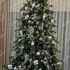 Künstlicher Weihnachtsbaum 3D Fichte Exklusiv mit LED-Beleuchtung 300cm LED1000, ist mit weißen Dekorationen verziert