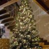 Künstlicher Weihnachtsbaum 3D Fichte Exklusiv mit LED-Beleuchtung 300cm LED1000, ist mit roten und goldenen Verzierungen geschmückt