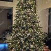 Künstlicher Weihnachtsbaum 3D Fichte Exklusiv mit LED-Beleuchtung 360cm LED1450, ist mit weißen Dekorationen verziert