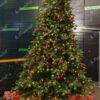 Künstlicher Weihnachtsbaum 3D Fichte Exklusiv mit LED-Beleuchtung 360cm LED1450, ist mit roten und goldenen Verzierungen geschmückt