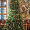 Künstlicher Weihnachtsbaum 3D Fichte Exklusiv mit LED-Beleuchtung 360cm LED1450, ist mit roten und goldenen Verzierungen geschmückt