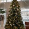Künstlicher Weihnachtsbaum 3D Fichte Exklusiv mit LED-Beleuchtung 360cm LED1450, ist mit weißen und goldenen Verzierungen geschmückt