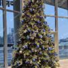 Künstlicher Weihnachtsbaum 3D Fichte Exklusiv mit LED-Beleuchtung 450cm LED1750 , ist mit blauen Verzierungen geschmückt