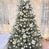 Künstlicher Weihnachtsbaum 3D Fichte Massiv 210cm, ist mit weißen und goldenen Dekorationen verziert