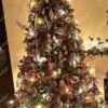 Künstlicher Weihnachtsbaum 3D Fichte Massiv 210cm, ist mit roten und goldenen Verzierungen geschmückt