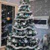 Künstlicher Weihnachtsbaum 3D Fichte Massiv 240cm, ist mit weißen und blauen Verzierungen geschmückt