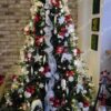 Künstlicher Weihnachtsbaum 3D Fichte Massiv 240cm, ist mit weißen und roten Dekorationen verziert