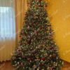 Künstlicher Weihnachtsbaum 3D Fichte Massiv 240cm, ist mit roten und goldenen Verzierungen geschmückt