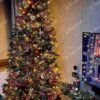 Künstlicher Weihnachtsbaum 3D Fichte Schmal 210cm, ist mit roten und grünen Dekorationen verziert
