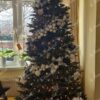 Künstlicher Weihnachtsbaum 3D Fichte Schmal 240cm, ist mit schwarz-weißer Dekoration verziert