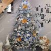 Künstlicher Weihnachtsbaum 3D Grönlandfichte 210cm, ist mit goldenen und weißen Dekorationen verziert