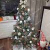 Künstlicher Weihnachtsbaum 3D Kanadische Tanne 150cm, ist mit rosa und weißen Dekorationen verziert