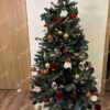 Künstlicher Weihnachtsbaum 3D Kanadische Tanne 180cm, ist mit roten, grünen und weißen Dekorationen verziert