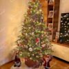 Künstlicher Weihnachtsbaum 3D Kaukasus-Tanne 180cm, ist mit roten und weißen Verzierungen geschmückt