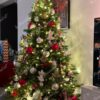 Künstlicher Weihnachtsbaum 3D Kaukasus-Tanne 180cm, ist mit roten und weißen Verzierungen geschmückt