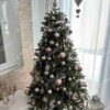 Künstlicher Weihnachtsbaum 3D Kaukasus-Tanne 180cm, ist mit silbernen und rosafarbenen Verzierungen geschmückt