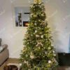 Künstlicher Weihnachtsbaum 3D Kaukasus-Tanne 210cm, ist mit weißen und silbernen Verzierungen geschmückt