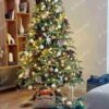 Künstlicher Weihnachtsbaum 3D Kaukasus-Tanne 210cm, ist mit weißen und kupfernen Verzierungen geschmückt