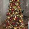 Künstlicher Weihnachtsbaum 3D Kaukasus-Tanne 210cm, ist mit roten und goldenen Verzierungen geschmückt