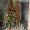 Künstlicher Weihnachtsbaum 3D Kaukasus-Tanne 210cm, ist mit roten, grünen und goldenen Verzierungen geschmückt