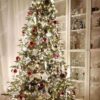 Künstlicher Weihnachtsbaum 3D Kaukasus-Tanne 210cm, ist mit roten und goldenen Ornamenten verziert