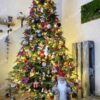 Künstlicher Weihnachtsbaum 3D Kaukasus-Tanne 240cm, ist mit roten, grünen und weißen Dekorationen verziert