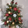 Künstlicher Weihnachtsbaum 3D Kaukasus-Tanne im Topf 80cm, ist mit roten und weißen Verzierungen geschmückt