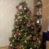 Künstlicher Weihnachtsbaum 3D Kaukasus-Tanne XL 210cm, ist mit rosa Dekorationen verziert