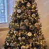 Künstlicher Weihnachtsbaum 3D Kaukasus-Tanne XL 210cm, ist mit goldenen und weißen Dekorationen verziert