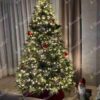 Künstlicher Weihnachtsbaum 3D Kaukasus-Tanne XL 240cm, ist mit roten, goldenen und weißen Verzierungen geschmückt