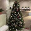 Künstlicher Weihnachtsbaum 3D Kaukasus-Tanne XL 240cm, ist mit rosa und weißen Dekorationen verziert