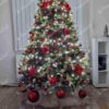 Künstlicher Weihnachtsbaum 3D Kaukasus-Tanne XL 240cm, ist mit roten Dekorationen verziert