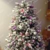 Künstlicher Weihnachtsbaum 3D Königsfichte 150cm, ist mit weißen und rosa Dekorationen verziert