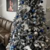 Künstlicher Weihnachtsbaum 3D Königsfichte 210cm, ist mit weißen und blauen Verzierungen geschmückt