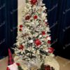 Künstlicher Weihnachtsbaum 3D Königsfichte 210cm, ist mit weißen und roten Dekorationen verziert
