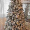 Künstlicher Weihnachtsbaum 3D Königsfichte 210cm, ist mit weißen und rosa Dekorationen verziert