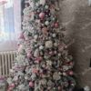 Künstlicher Weihnachtsbaum 3D Königsfichte 210cm, ist mit weißen und rosa Dekorationen verziert