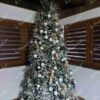 Künstlicher Weihnachtsbaum 3D Königsfichte 270cm, ist mit weißen und schwarzen Verzierungen geschmückt
