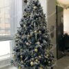 Künstlicher Weihnachtsbaum 3D Königsfichte mit LED-Beleuchtung 210cm LED350, ist mit goldenen und schwarzen Verzierungen geschmückt