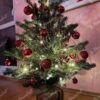 Künstlicher 3D Weihnachtsbaum Mini Tannenbaum 90cm LED50, ist mit roten Dekorationen verziert